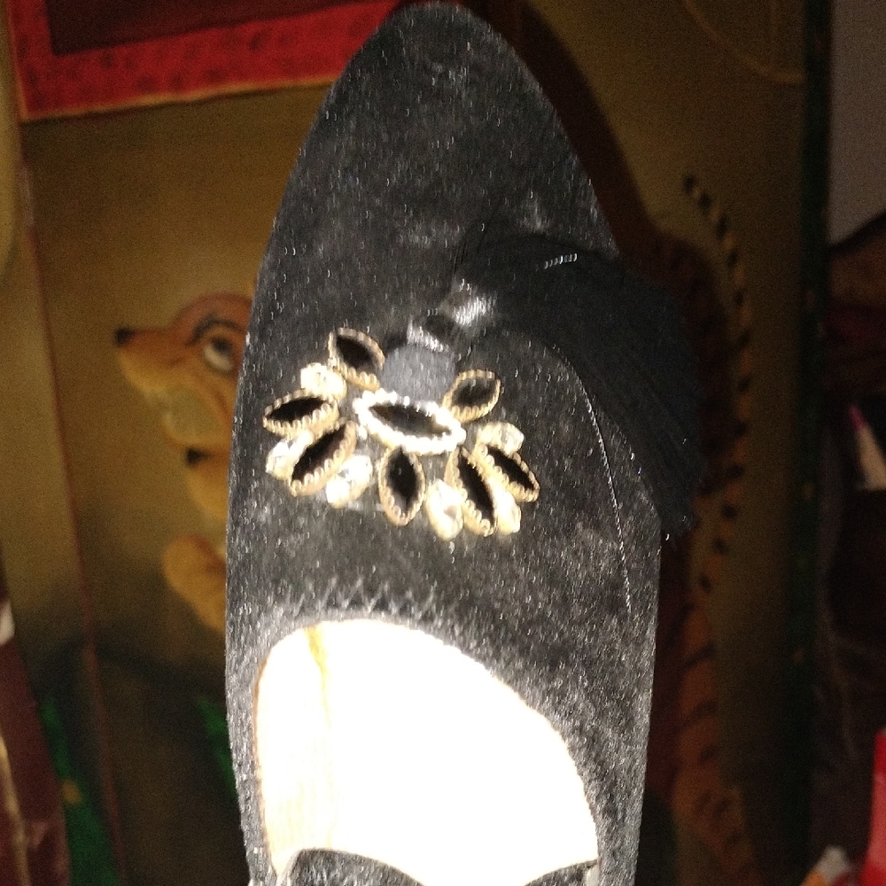 Chic Black Velvet Moroccan Babouches with Gold Embellishment